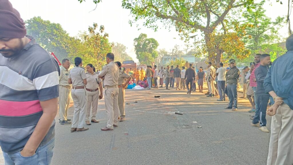 भुवनेश्वर: दर्दनाक सड़क हादसे में पति, पत्नी और बेटे की मौत… भुवनेश्वर: दर्दनाक सड़क हादसे में पति, पत्नी और बेटे की मौत…