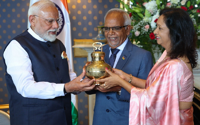 प्रधानमंत्री मोदी ने की मॉरीशस के राष्ट्रपति गोखुल से मुलाकात, उन्हें गंगाजल भेंट किया प्रधानमंत्री मोदी ने की मॉरीशस के राष्ट्रपति गोखुल से मुलाकात, उन्हें गंगाजल भेंट किया