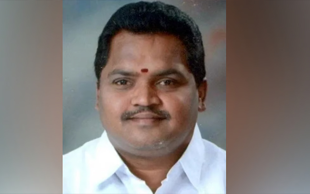 तमिलनाडु: अन्नाद्रमुक ने त्रि-भाषा नीति का समर्थन करने पर पूर्व विधायक को पार्टी से बर्खास्त किया तमिलनाडु: अन्नाद्रमुक ने त्रि-भाषा नीति का समर्थन करने पर पूर्व विधायक को पार्टी से बर्खास्त किया