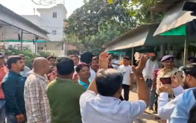 छत्तीसगढ़ शराब ‘घोटाला’ मामले में ईडी ने भूपेश बघेल, उनके बेटे और अन्य के परिसरों में छापे मारे छत्तीसगढ़ शराब ‘घोटाला’ मामले में ईडी ने भूपेश बघेल, उनके बेटे और अन्य के परिसरों में छापे मारे