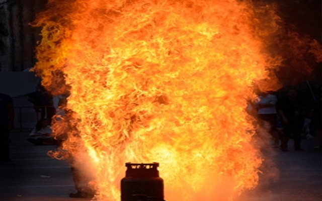 एलपीजी सिलेंडर से गैस रिसाव के कारण घर में आग लगने से नाबालिग भाई-बहन की मौत एलपीजी सिलेंडर से गैस रिसाव के कारण घर में आग लगने से नाबालिग भाई-बहन की मौत