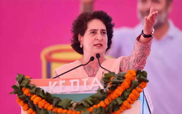 शहीदों का बलिदान उस आजादी की रक्षा करता है, जिसे हम आजकल हल्के में लेते हैं : प्रियंका गांधी शहीदों का बलिदान उस आजादी की रक्षा करता है, जिसे हम आजकल हल्के में लेते हैं : प्रियंका गांधी