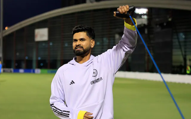 गेंदबाज श्रेयस अय्यर ने नेट गेंदबाज जसकिरण को जूते उपहार में दिये गेंदबाज श्रेयस अय्यर ने नेट गेंदबाज जसकिरण को जूते उपहार में दिये