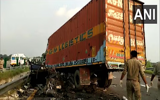 उत्तर प्रदेश के मैनपुरी में कंटेनर ट्रक की चपेट में आने से दो लोगों की मौत उत्तर प्रदेश के मैनपुरी में कंटेनर ट्रक की चपेट में आने से दो लोगों की मौत