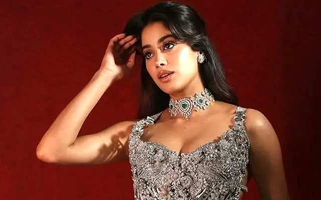 गाउन पहन नागिन सी बलखाती दिखीं जाह्नवी कपूर गाउन पहन नागिन सी बलखाती दिखीं जाह्नवी कपूर