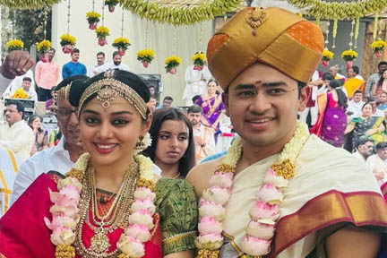 विवाह के बंधन में बंधे भाजपा सांसद तेजस्वी सूर्या और गायिका शिवश्री स्कंदप्रसाद विवाह के बंधन में बंधे भाजपा सांसद तेजस्वी सूर्या और गायिका शिवश्री स्कंदप्रसाद