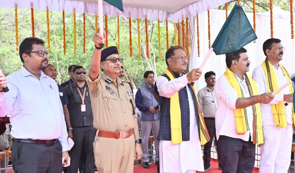 मुख्यमंत्री विष्णु देव साय ने 18 नए अग्निशमन वाहनों को दिखाई हरी झंडी