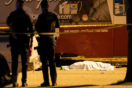 कनाडा : उत्सव के दौरान भीड़ में गाड़ी घुसा दिये जाने से नौ लोगों की मौत, कई अन्य घायल कनाडा : उत्सव के दौरान भीड़ में गाड़ी घुसा दिये जाने से नौ लोगों की मौत, कई अन्य घायल