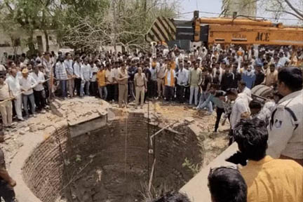 मंदसौर में कुएं में गिरी वैन, कई लोगों के मरने की आशंका, NDRF की टीम मौके पर मंदसौर में कुएं में गिरी वैन, कई लोगों के मरने की आशंका, NDRF की टीम मौके पर