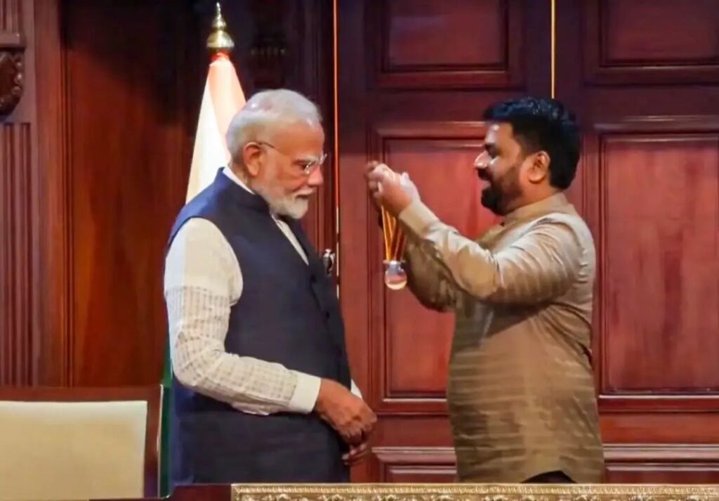 प्रधानमंत्री मोदी को श्रीलंका के सर्वोच्च नागरिक सम्मान से किया गया सम्मानित प्रधानमंत्री मोदी को श्रीलंका के सर्वोच्च नागरिक सम्मान से किया गया सम्मानित