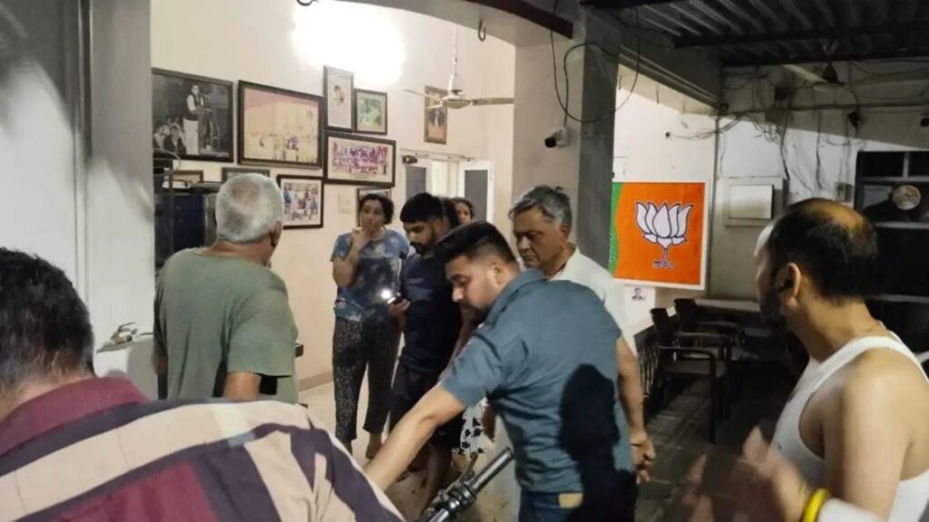भाजपा नेता के घर ई-रिक्शा सवार युवकों ने फेंका विस्फोटक, जांच में जुटी पुलिस