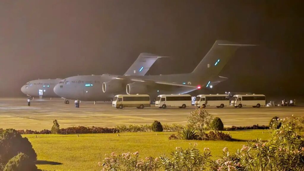 म्यांमार में राहत पहुंचाने जा रहे भारतीय वायुसेना के विमान पर साइबर अटैक, पायलटों ने दिखाई सूझबूझ म्यांमार में राहत पहुंचाने जा रहे भारतीय वायुसेना के विमान पर साइबर अटैक, पायलटों ने दिखाई सूझबूझ