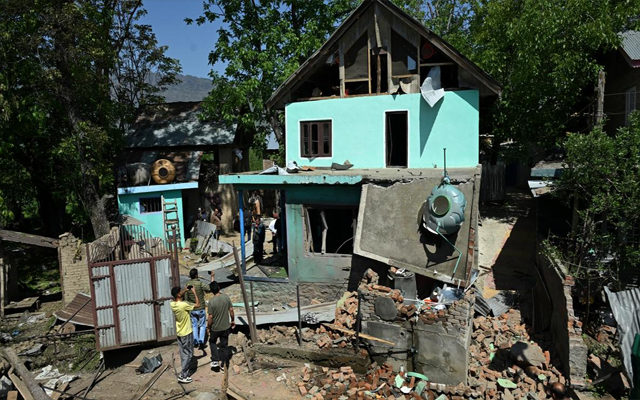 पहलाम आतंकी हमला: दक्षिण कश्मीर में तीन संदिग्ध आतंकवादियों के घर जमींदोज किए गए पहलाम आतंकी हमला: दक्षिण कश्मीर में तीन संदिग्ध आतंकवादियों के घर जमींदोज किए गए