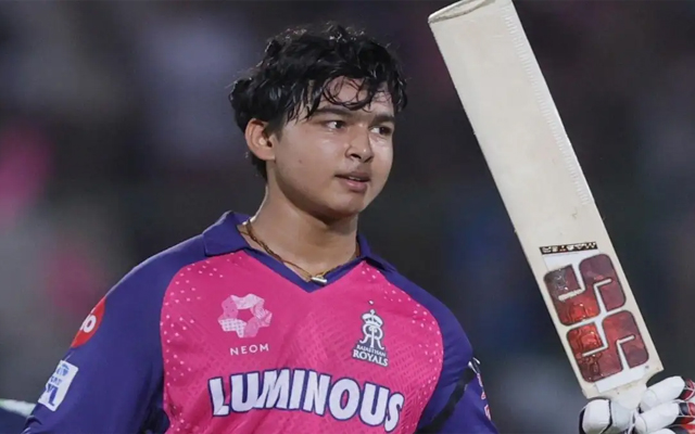 धवन ने आईपीएल की नयी सनसनी 14 वर्ष के सूर्यवंशी की तारीफ की धवन ने आईपीएल की नयी सनसनी 14 वर्ष के सूर्यवंशी की तारीफ की