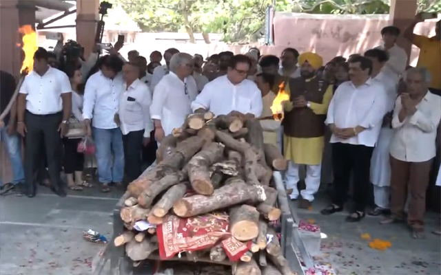 हर दिल अजीज अभिनेता मनोज कुमार का राजकीय सम्मान के साथ अंतिम संस्कार हर दिल अजीज अभिनेता मनोज कुमार का राजकीय सम्मान के साथ अंतिम संस्कार