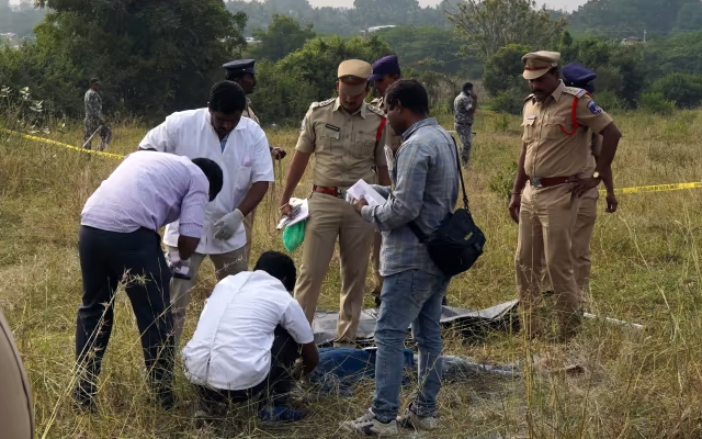 दुष्कर्म के आरोपी ने की पुलिस की रायफल छीनकर हमले की कोशिश, जवाबी कार्रवाई में लगी गोली दुष्कर्म के आरोपी ने की पुलिस की रायफल छीनकर हमले की कोशिश, जवाबी कार्रवाई में लगी गोली