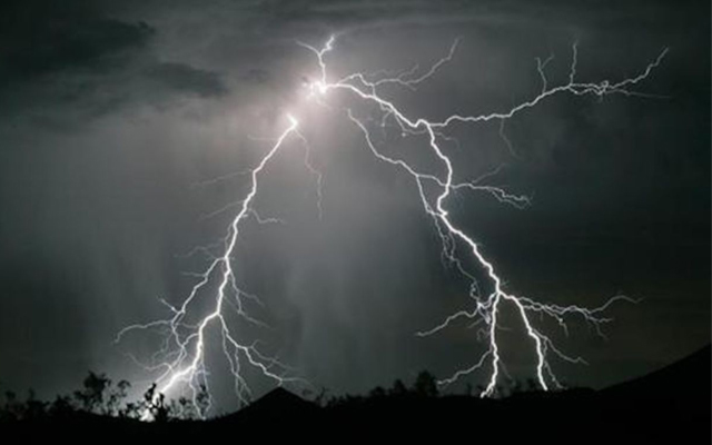 बिजली गिरने और ओलावृष्टि से मरने वालों की संख्या 61 हुई बिजली गिरने और ओलावृष्टि से मरने वालों की संख्या 61 हुई