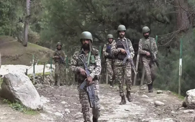 बांदीपोरा मुठभेड़: आतंकवादियों का सहयोगी मारा गया, सुरक्षा बल के दो जवान घायल बांदीपोरा मुठभेड़: आतंकवादियों का सहयोगी मारा गया, सुरक्षा बल के दो जवान घायल