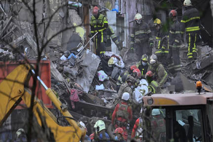 यूक्रेन पर रूस के भीषण हमलों में नौ लोगों की मौत, 70 अन्य घायल यूक्रेन पर रूस के भीषण हमलों में नौ लोगों की मौत, 70 अन्य घायल