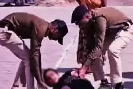 मप्र : भूखंड पर जबरिया कब्जे से परेशान पति-पत्नी जमीन पर लोटते हुए जिलाधिकारी कार्यालय पहुंचे मप्र : भूखंड पर जबरिया कब्जे से परेशान पति-पत्नी जमीन पर लोटते हुए जिलाधिकारी कार्यालय पहुंचे