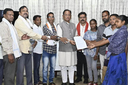 मुख्यमंत्री विष्णु देव साय से नक्सल हिंसा पीड़ितों के प्रतिनिधिमंडल ने की मुलाकात मुख्यमंत्री विष्णु देव साय से नक्सल हिंसा पीड़ितों के प्रतिनिधिमंडल ने की मुलाकात