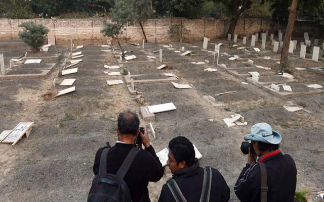 पाकिस्तान में अहमदिया समुदाय की लगभग 100 कब्रों को अपवित्र किया गया पाकिस्तान में अहमदिया समुदाय की लगभग 100 कब्रों को अपवित्र किया गया