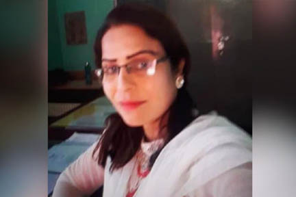 सैनिकों की सुरक्षा की दुआ करने वाली पाक महिला का वीडियो साझा करने पर मप्र की शिक्षिका निलंबित सैनिकों की सुरक्षा की दुआ करने वाली पाक महिला का वीडियो साझा करने पर मप्र की शिक्षिका निलंबित