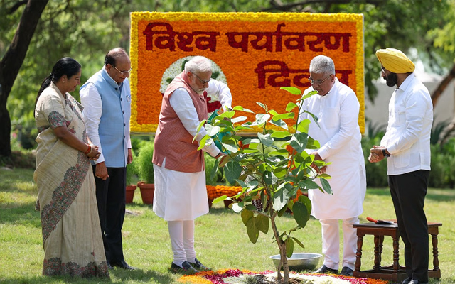 विश्व पर्यावरण दिवस पर मोदी ने प्रधानमंत्री आवास पर लगाया सिंदूर का पौधा विश्व पर्यावरण दिवस पर मोदी ने प्रधानमंत्री आवास पर लगाया सिंदूर का पौधा