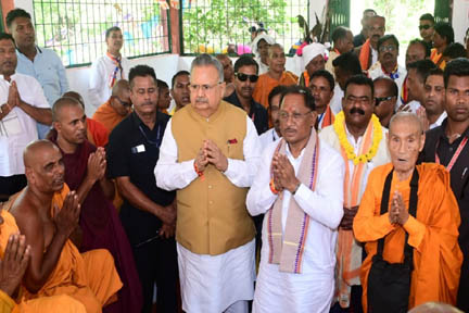 CM साय ने भगवान गौतम बुद्ध की पूजा-अर्चना कर प्रदेश की जनता की सुख-समृद्धि एवं खुशहाली की कामना CM साय ने भगवान गौतम बुद्ध की पूजा-अर्चना कर प्रदेश की जनता की सुख-समृद्धि एवं खुशहाली की कामना