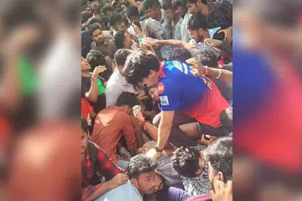 RCB की पहली IPL जीत का जश्न मातम में बदला, भगदड़ में 11 की मौत, मजिस्ट्रेट जांच के आदेश RCB की पहली IPL जीत का जश्न मातम में बदला, भगदड़ में 11 की मौत, मजिस्ट्रेट जांच के आदेश