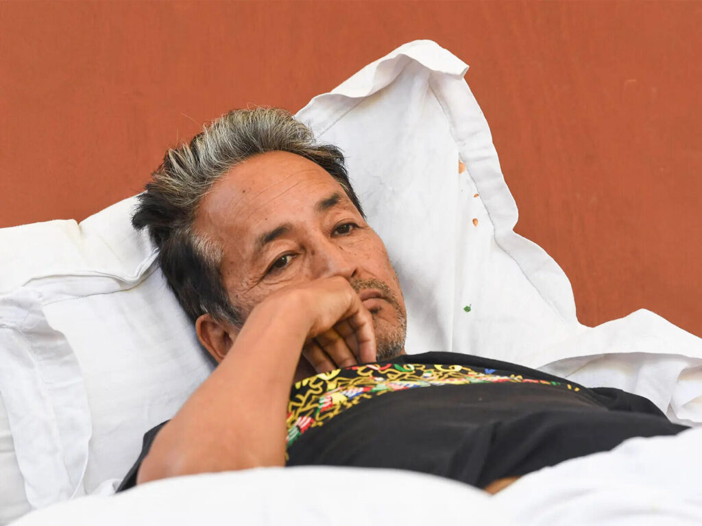 चिकित्सा सलाह के बावजूद वांगचुक लगातार इव तरल पदार्थ देने से इनकार कर रहे हैं; निम्न रक्त शर्करा, पोटेशियम बना रहता है - राष्ट्रवाणी चिकित्सा सलाह के बावजूद वांगचुक लगातार इव तरल पदार्थ देने से इनकार कर रहे हैं; निम्न रक्त शर्करा, पोटेशियम बना रहता है - राष्ट्रवाणी