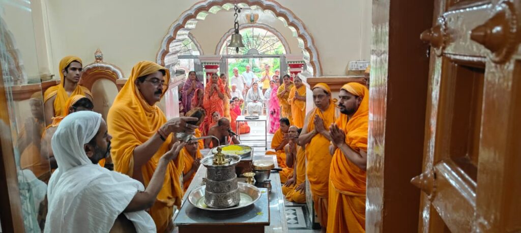 अष्टान्हिका महापर्व: देवताओं, शास्त्रों और गुरुओं की पूजा से गूंजा बड़ा मंदिर - राष्ट्रवाणी - Chhattisgarh समाचार अष्टान्हिका महापर्व: देवताओं, शास्त्रों और गुरुओं की पूजा से गूंजा बड़ा मंदिर - राष्ट्रवाणी - Chhattisgarh समाचार