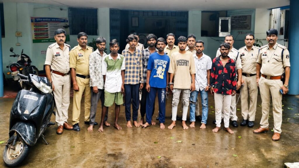 लूट का खुलासा: अंतरराज्यीय गिरोह के 8 आरोपी गिरफ्तार, लूटी गई स्कूटी और मोबाइल बरामद - राष्ट्रवाणी - Chhattisgarh समाचार