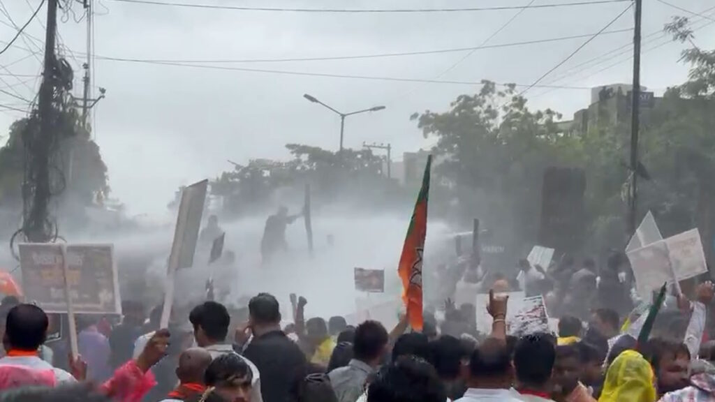 नीत पेपर लीक की आग छत्तीसगढ़ तक फैली, भाजपा-कांग्रेस ने एक-दूसरे के खिलाफ किया प्रदर्शन, पुलिस ने पानी की तेज बौछार के साथ छोड़े आंसू गैस के गोले… - राष्ट्रवाणी - Chhattisgarh समाचार