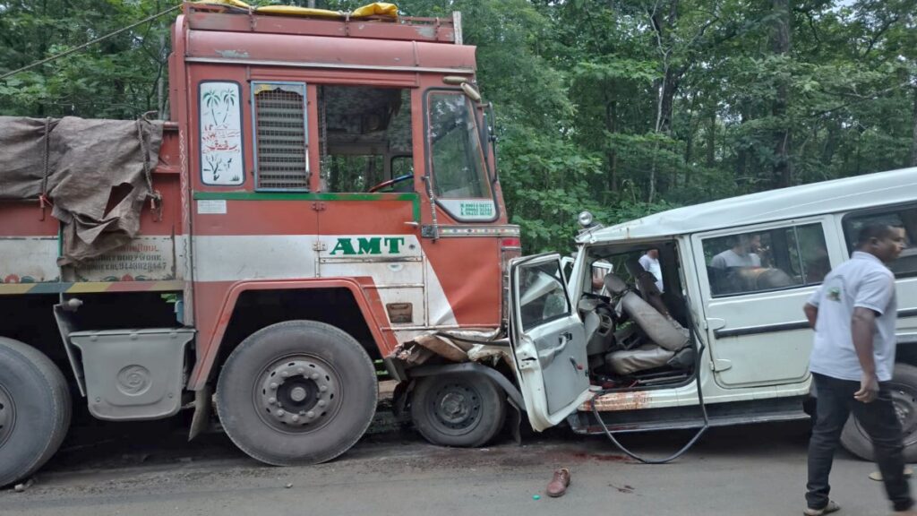 वन विभाग की बोलेरो और ट्रक में भीषण टक्कर, फॉरेस्ट रेंजर की मौत, आठ लोगों की हालत गंभीर - राष्ट्रवाणी - Chhattisgarh समाचार