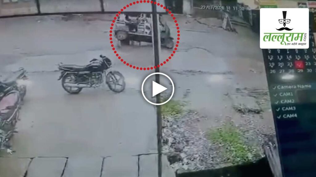 निर्माणाधीन सड़क पर स्कूली बच्चों को ले जा रही ई-रिक्शा गड्ढे में फंसकर पलटी, ककतव में कैद हुई घटना, पवद और ठेकेदार पर उठे सवाल - राष्ट्रवाणी - Chhattisgarh समाचार