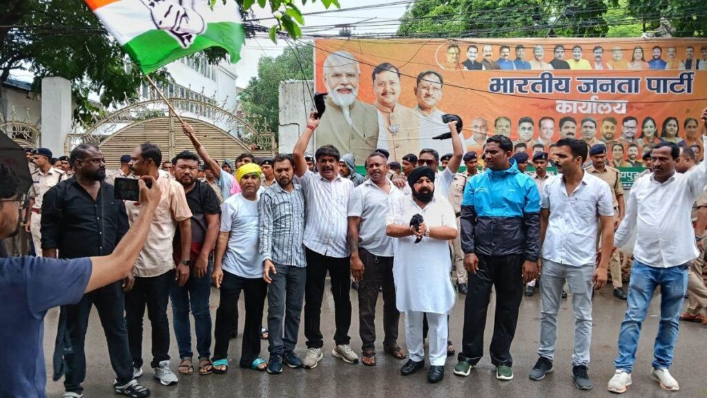 रैपुर में पुतला दहन के दौरान बवाल, NSUI-युवा कांग्रेस पर महिला आरक्षक से धक्का-मुक्की का आरोप, प्राथमिकी (एफआईआर) दर्ज - राष्ट्रवाणी - Chhattisgarh समाचार