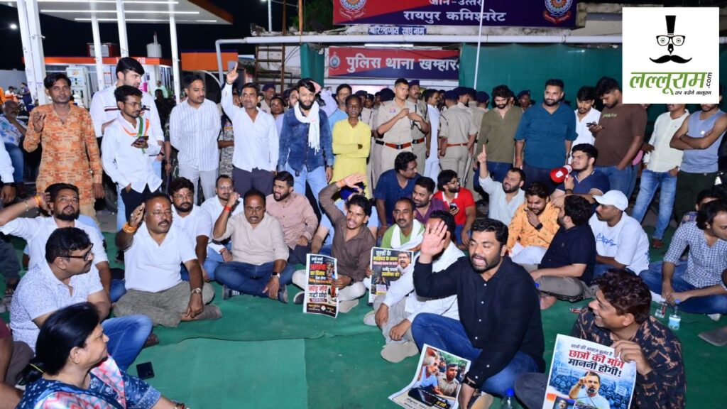 थाने के बाहर कांग्रेस का धरना : कार्यकर्ताओं पर दर्ज प्राथमिकी (एफआईआर) का विरोध, भाजपा नेताओं पर कार्रवाई की मांग पर अड़े पकक चीफ बैज - राष्ट्रवाणी - Chhattisgarh समाचार थाने के बाहर कांग्रेस का धरना : कार्यकर्ताओं पर दर्ज प्राथमिकी (एफआईआर) का विरोध, भाजपा नेताओं पर कार्रवाई की मांग पर अड़े पकक चीफ बैज - राष्ट्रवाणी - Chhattisgarh समाचार