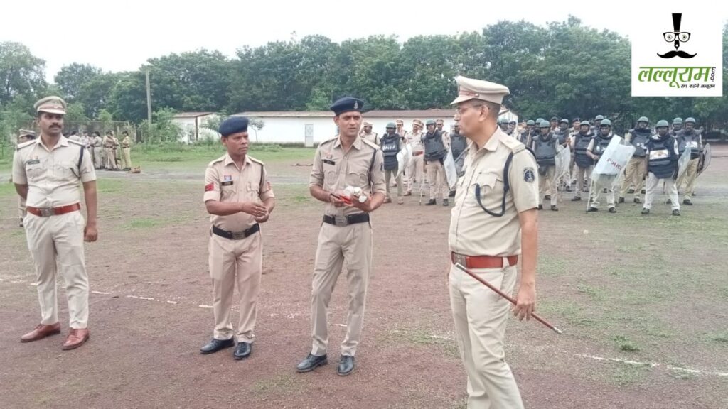 मॉक ड्रिल : बलवा जैसी आपात स्थिति से निपटने पुलिस ने किया अभ्यास, कानून व्यवस्था बनाए रखने जवानों को दिए गए निर्देश - राष्ट्रवाणी - Chhattisgarh समाचार मॉक ड्रिल : बलवा जैसी आपात स्थिति से निपटने पुलिस ने किया अभ्यास, कानून व्यवस्था बनाए रखने जवानों को दिए गए निर्देश - राष्ट्रवाणी - Chhattisgarh समाचार