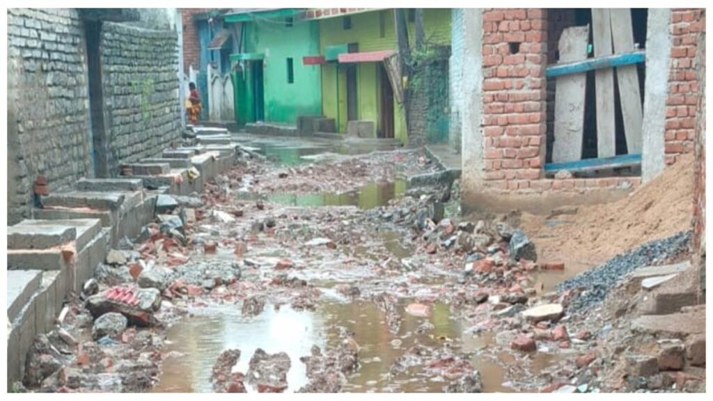 नाली निर्माण बना मुसीबत: कीचड़ और मलबे में आवागमन को मजबूर लोग, निर्माण एजेंसी की लापरवाही पर उठे सवाल - राष्ट्रवाणी - Chhattisgarh समाचार