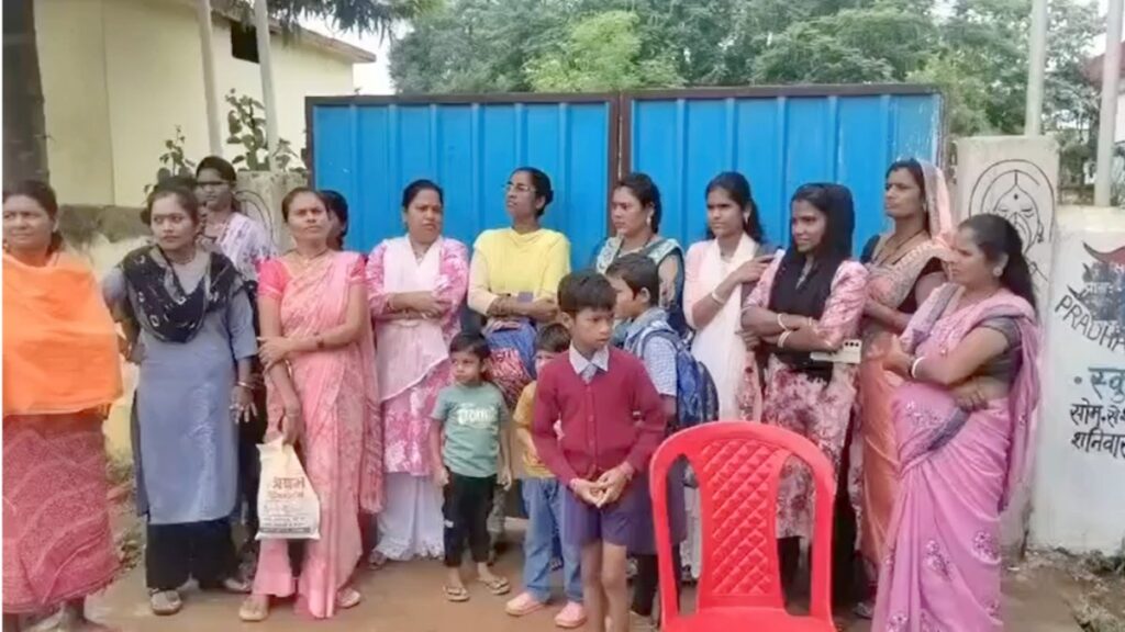 शिक्षकों की कमी से नाराज पालकों ने पीएमश्री स्कूल में जड़ा ताला, व्यवस्था सुधारने की मांग - राष्ट्रवाणी - Chhattisgarh समाचार शिक्षकों की कमी से नाराज पालकों ने पीएमश्री स्कूल में जड़ा ताला, व्यवस्था सुधारने की मांग - राष्ट्रवाणी - Chhattisgarh समाचार