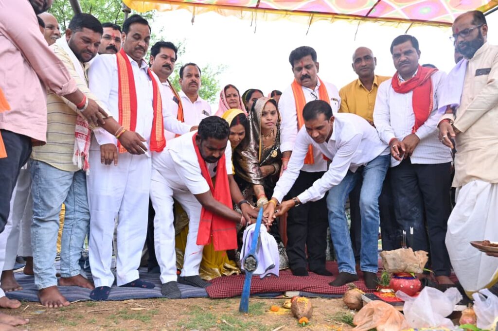 अमलीडीह को मिली विकास कार्य की सौगात, उप मुख्यमंत्री विजय शर्मा ने 2 करोड़ की लागत के सड़क निर्माण का किया भूमिपूजन - राष्ट्रवाणी - Chhattisgarh समाचार
