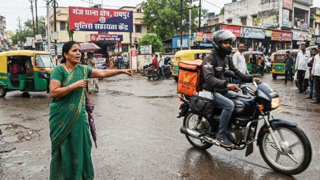 रायपुर में रैपिडो चालक ने तोड़ा महिला यात्री का भरोसा, हैंडबैग लेकर हुआ फरार, 65 हजार का सामान चोरी - राष्ट्रवाणी - Chhattisgarh समाचार रायपुर में रैपिडो चालक ने तोड़ा महिला यात्री का भरोसा, हैंडबैग लेकर हुआ फरार, 65 हजार का सामान चोरी - राष्ट्रवाणी - Chhattisgarh समाचार