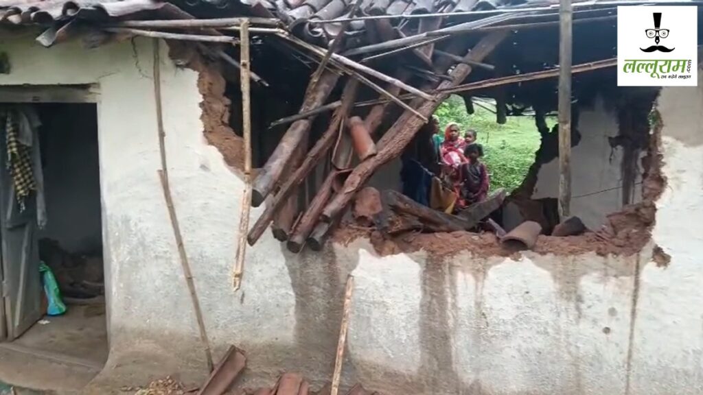 कग नेवस : बारिश का मौसम और सिर पर छत नहीं, हाथियों के हमले में टूटा घर, अब परिवार कैसे गुजारेगा रात? - राष्ट्रवाणी - Chhattisgarh समाचार कग नेवस : बारिश का मौसम और सिर पर छत नहीं, हाथियों के हमले में टूटा घर, अब परिवार कैसे गुजारेगा रात? - राष्ट्रवाणी - Chhattisgarh समाचार
