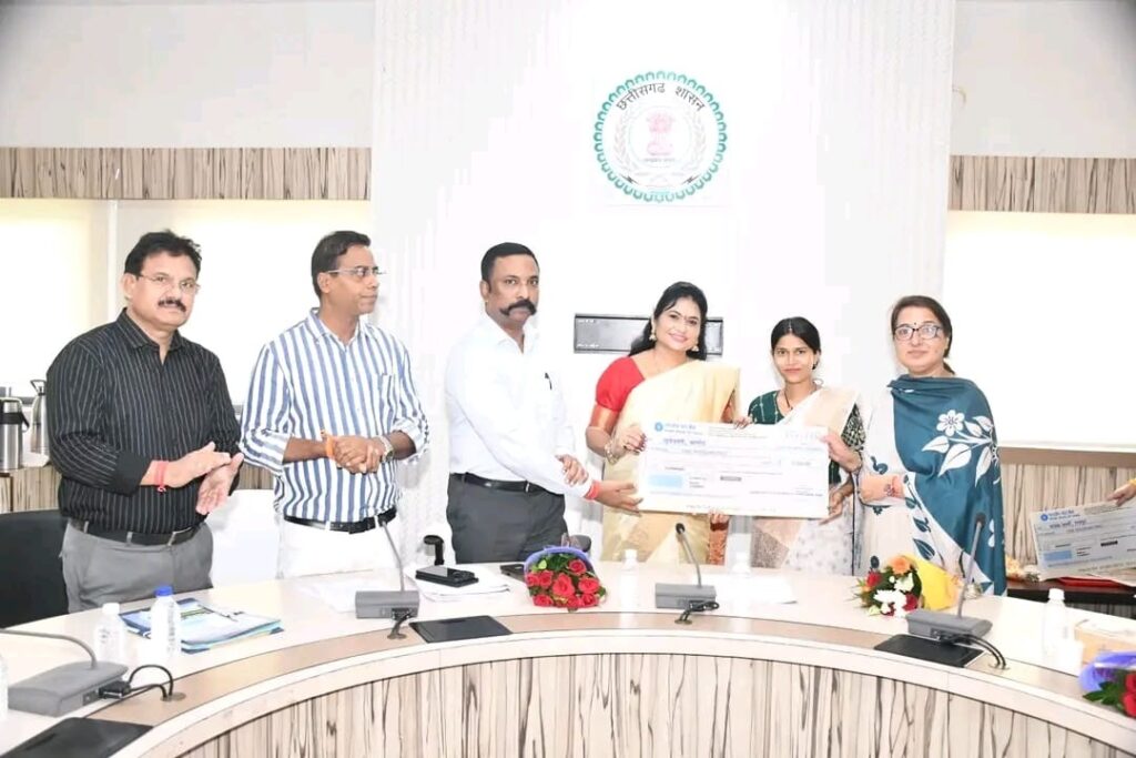 कलाकारों और साहित्यकारों के सम्मान-संवर्धन की दिशा में बड़ा कदम, संस्कृति विभाग ने वितरित किए सहायता एवं छात्रवृत्ति राशि के चेक - राष्ट्रवाणी - Chhattisgarh समाचार