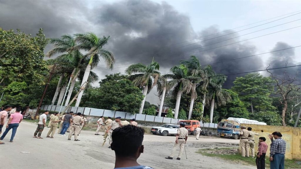 कोरबा में बायलर फटा, कोल पिच कार्बन फैक्ट्री में भीषण आग, भाग कर मजदूरों ने बचाई जान - राष्ट्रवाणी - Chhattisgarh समाचार