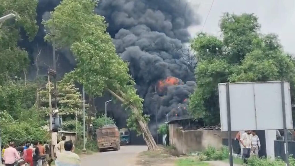 कार्बन फैक्ट्री में आगजनी, बायलर फटने के बाद जान बचाकर भागे मजदूर, आग बुझाने में जुटे दमकल कर्मी - राष्ट्रवाणी - Chhattisgarh समाचार कार्बन फैक्ट्री में आगजनी, बायलर फटने के बाद जान बचाकर भागे मजदूर, आग बुझाने में जुटे दमकल कर्मी - राष्ट्रवाणी - Chhattisgarh समाचार