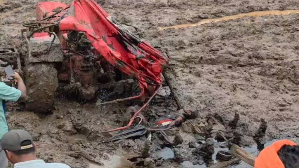 दर्दनाक हादसा: खेत में अनियंत्रित होकर पलटा ट्रैक्टर, दबने से चालक की मौत - राष्ट्रवाणी - Chhattisgarh समाचार