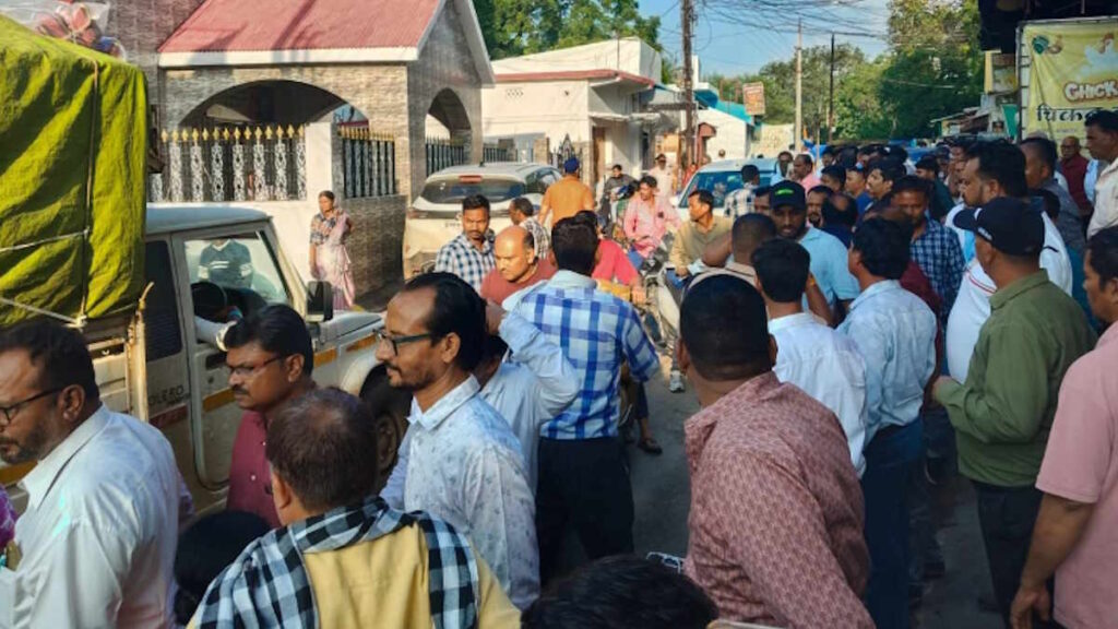 धर्मनगरी में मचा हड़कंप, फॉरेक्स ट्रेडिंग के नाम पर अरबों की ठगी का आरोप, विभिन्न राज्यों से आए निवेशकों ने किया आरोपी के घर का घेराव… - राष्ट्रवाणी - Chhattisgarh समाचार