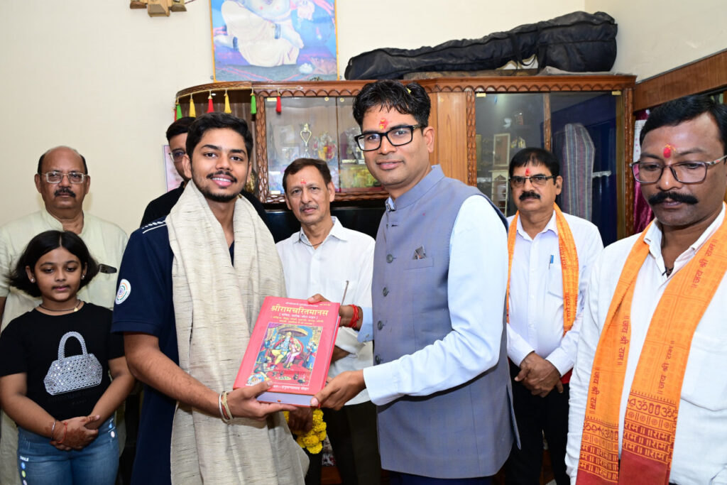विश्व रिकॉर्ड के साथ जूनियर वर्ल्ड कप में स्वर्ण पदक जीतने वाले दिव्यांशु देवांगन का वित्त मंत्री ओपी चौधरी ने किया सम्मान - राष्ट्रवाणी - Chhattisgarh समाचार विश्व रिकॉर्ड के साथ जूनियर वर्ल्ड कप में स्वर्ण पदक जीतने वाले दिव्यांशु देवांगन का वित्त मंत्री ओपी चौधरी ने किया सम्मान - राष्ट्रवाणी - Chhattisgarh समाचार